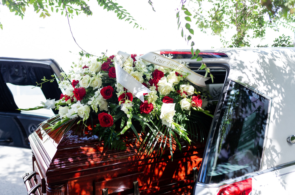 Quando può essere fatto il funerale - foto bara e carro funebre